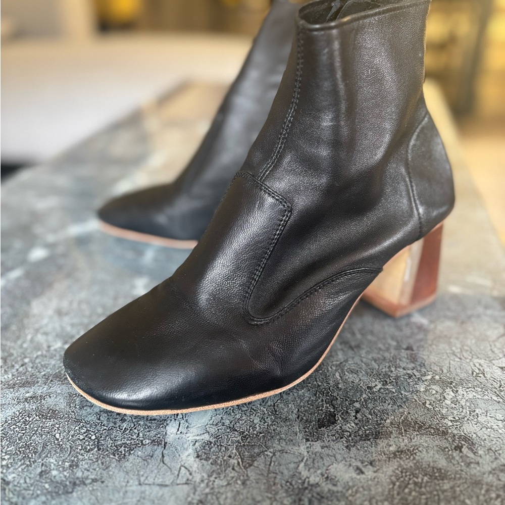 Jeffrey Campbell Black Heeled Boots Sleek Leather Design